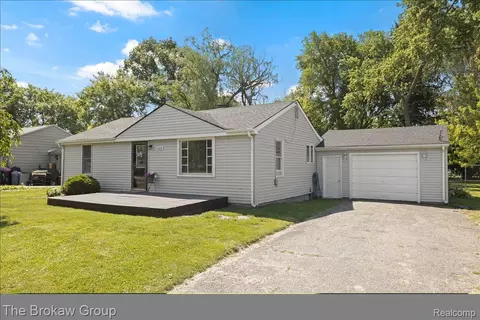 6088 Surrey Ln, Burton, MI 48519