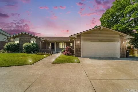 33521 Curtis Rd, Livonia, MI 48152