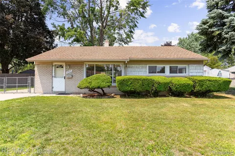 25431 Miracle Dr, Madison Heights, MI 48071