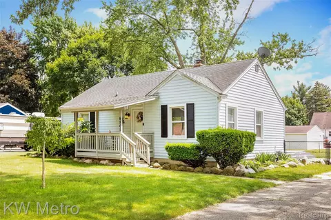 4865 Maycrest Dr, Waterford, MI 48328