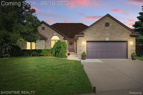 50064 Josephine Dr, Macomb, MI 48044