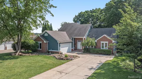 2553 Bay Vista Dr, Highland, MI 48357