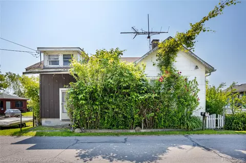 7310 Lakeshore Dr, Estral Beach, MI 48166
