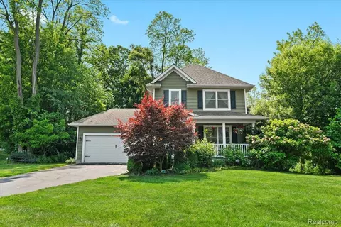 9832 Brookfield Dr, Brighton, MI 48116