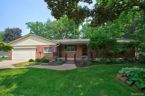 5614 Warbler Dr, Independence, MI 48346