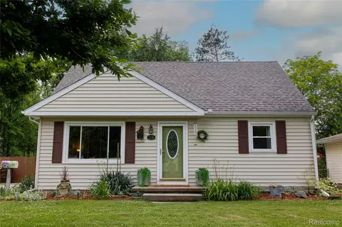 1118 Pine St, Grand Ledge, MI 48837