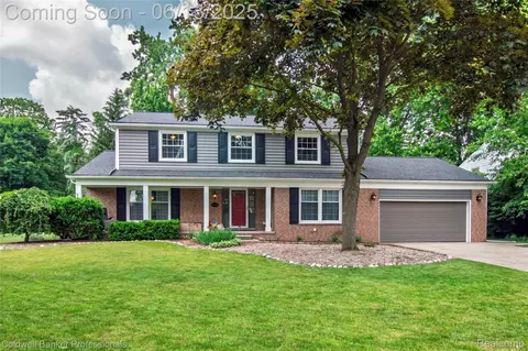29045 Oak Point Dr, Farmington Hills, MI 48331