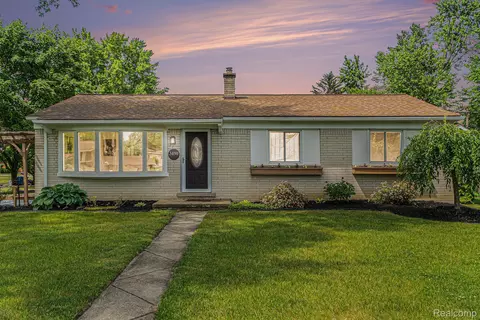 3490 Levee St, Waterford, MI 48329
