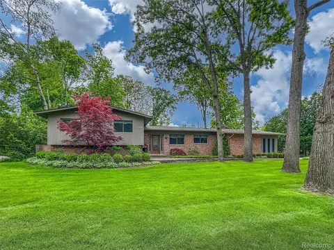 5259 Echo Rd, Bloomfield Township, MI 48302
