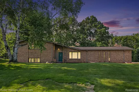 2337 Blockton Rd, Rochester Hills, MI 48306
