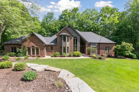 2020 Pine Hollow Trl, Brighton, MI 48114