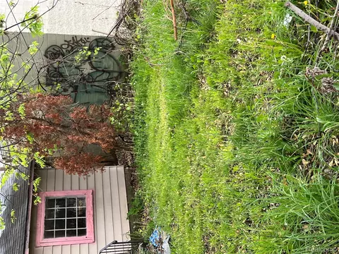 4172 Fenton Rd, Flint, MI 48507