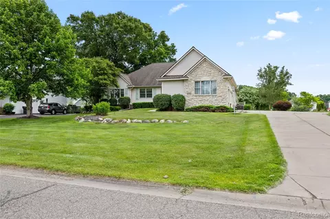4940 Stillmeadow Dr, Howell, MI 48843