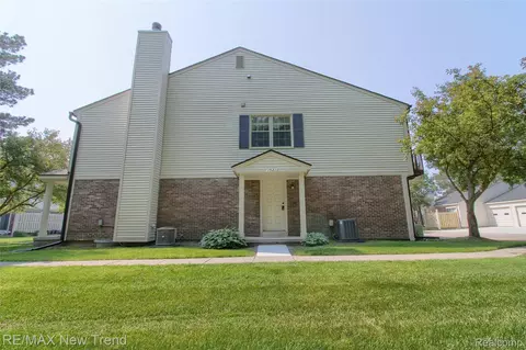 1521 Dover Hl N, Walled Lake, MI 48390