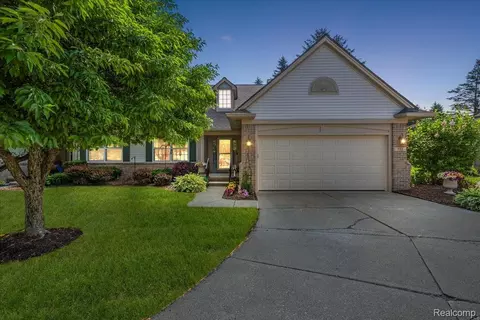 372 Four Seasons Dr, Orion, MI 48360