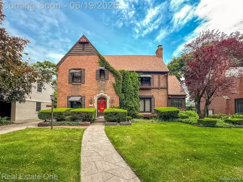 26044 York Rd, Huntington Woods, MI 48070