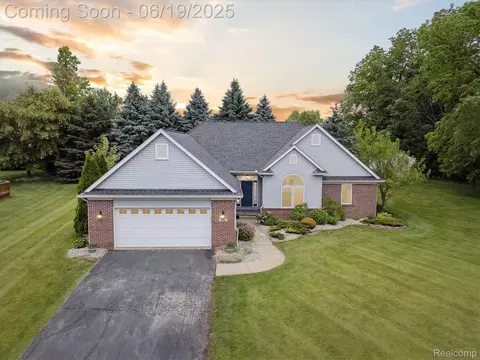 4248 W Four Lakes Dr, Fenton, MI 48451