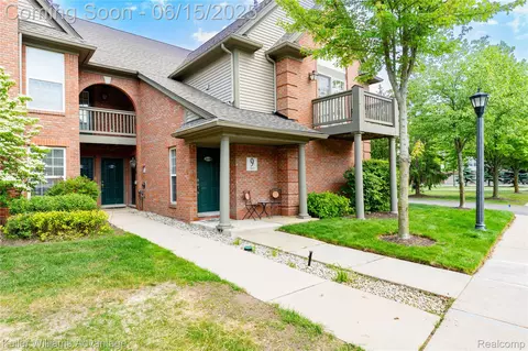 28498 Carlton Way Dr, Novi, MI 48377