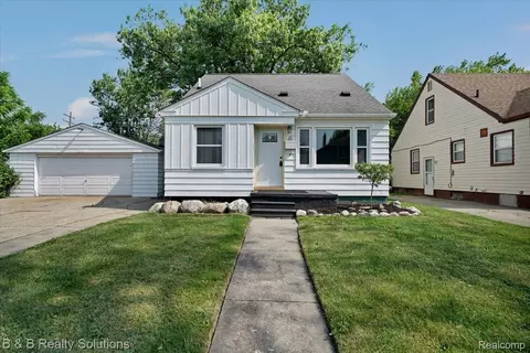 61 E Longfellow Ave, Pontiac, MI 48340
