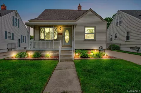 157 Cleveland St, Trenton, MI 48183