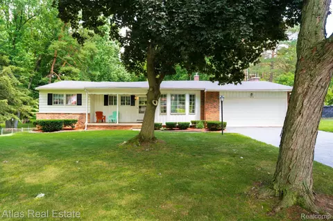 5094 Chickasaw Trl, Flushing, MI 48433