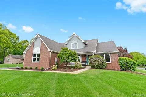 2876 Bay Vista Dr, Highland, MI 48357
