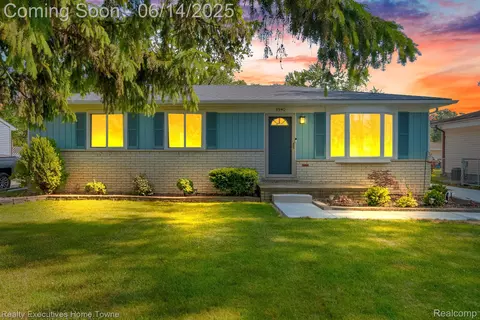 8540 Russell St, Shelby Township, MI 48317