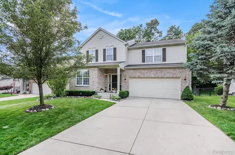 2595 Compton Dr, Waterford, MI 48329