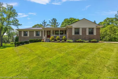 22219 Connemara Dr, Northville, MI 48167