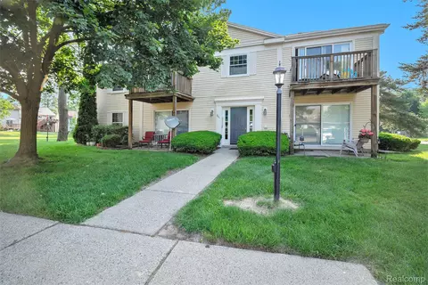 841 Bloomfield Village Blvd #D, Auburn Hills, MI 48326