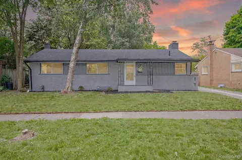 32431 Halmich Dr, Warren, MI 48092