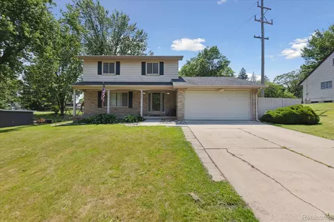 1337 Heathercrest Dr, Flint, MI 48532