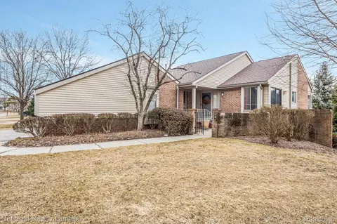 29100 E Chanticleer Dr, Southfield, MI 48034