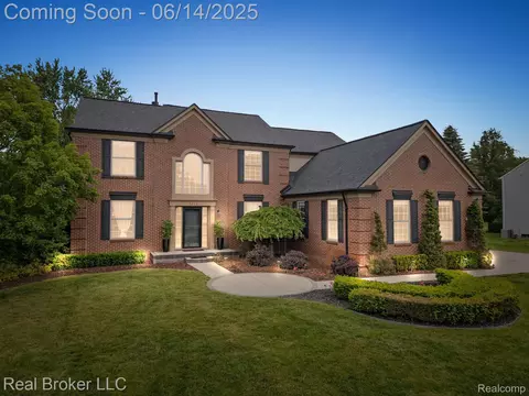 7235 Goldenrod Ct, Green Oak, MI 48116