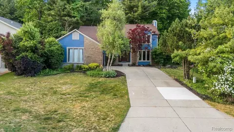 2696 Cedar Key Dr, Orion, MI 48360
