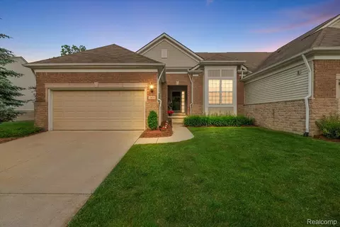 49676 Broadacre Dr #63, Macomb, MI 48042