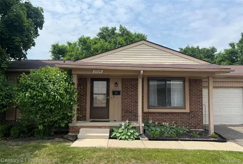 2924 Roundtree Dr, Troy, MI 48083