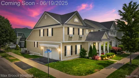 2015 Harbor Village Ave, Keego Harbor, MI 48320