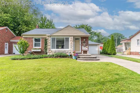 21825 Pleasant St, Saint Clair Shores, MI 48080