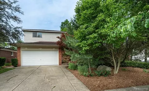 32353 Gainsborough Dr, Warren, MI 48088