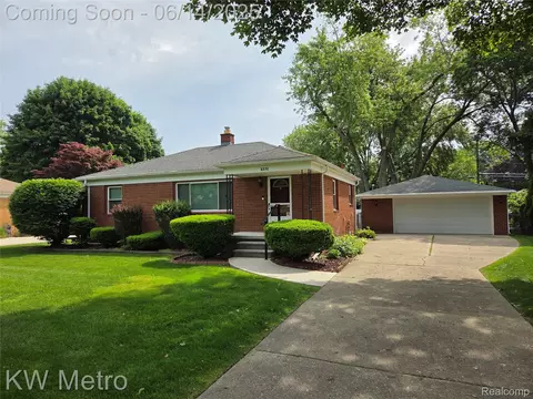 2370 Briggs St, Waterford, MI 48329