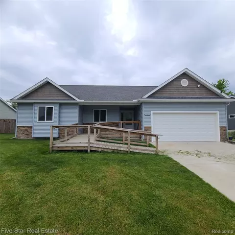 105 Degurse Ave, Marine City, MI 48039