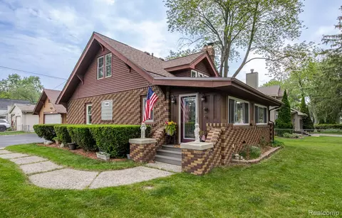 284 W Clarkston Rd, Orion, MI 48362