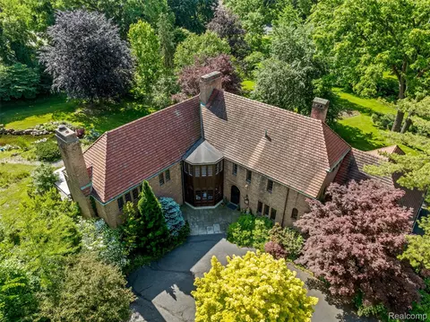 460 Goodhue Rd, Bloomfield Hills, MI 48304