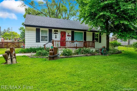30555 Park St, Roseville, MI 48066