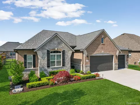 21959 Majestic Dr E, Macomb, MI 48044