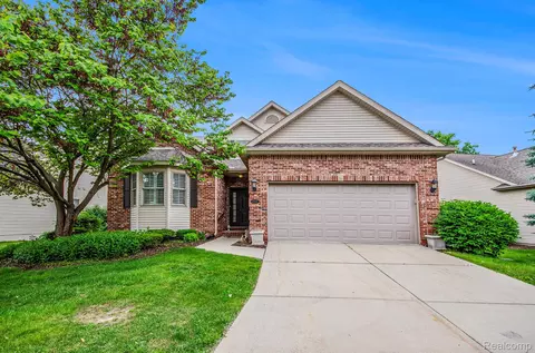 13090 Harbor Landings Dr, Fenton, MI 48430