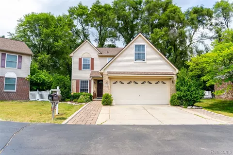 38604 Emerald Ln N, Westland, MI 48185