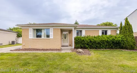 40026 Kristen Dr, Sterling Heights, MI 48310