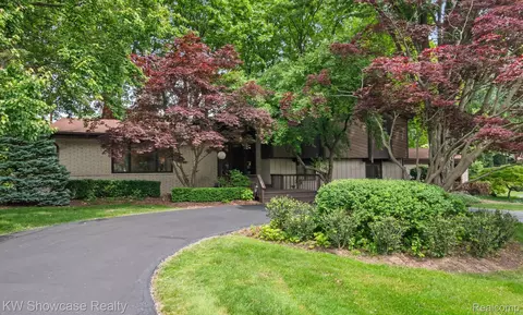1804 W Bend Dr, Bloomfield Hills, MI 48302
